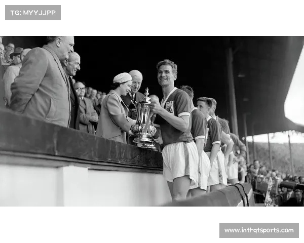 诺丁汉森林传奇教练克拉夫雕像揭幕仪式盛大举行 缅怀伟大足球精神